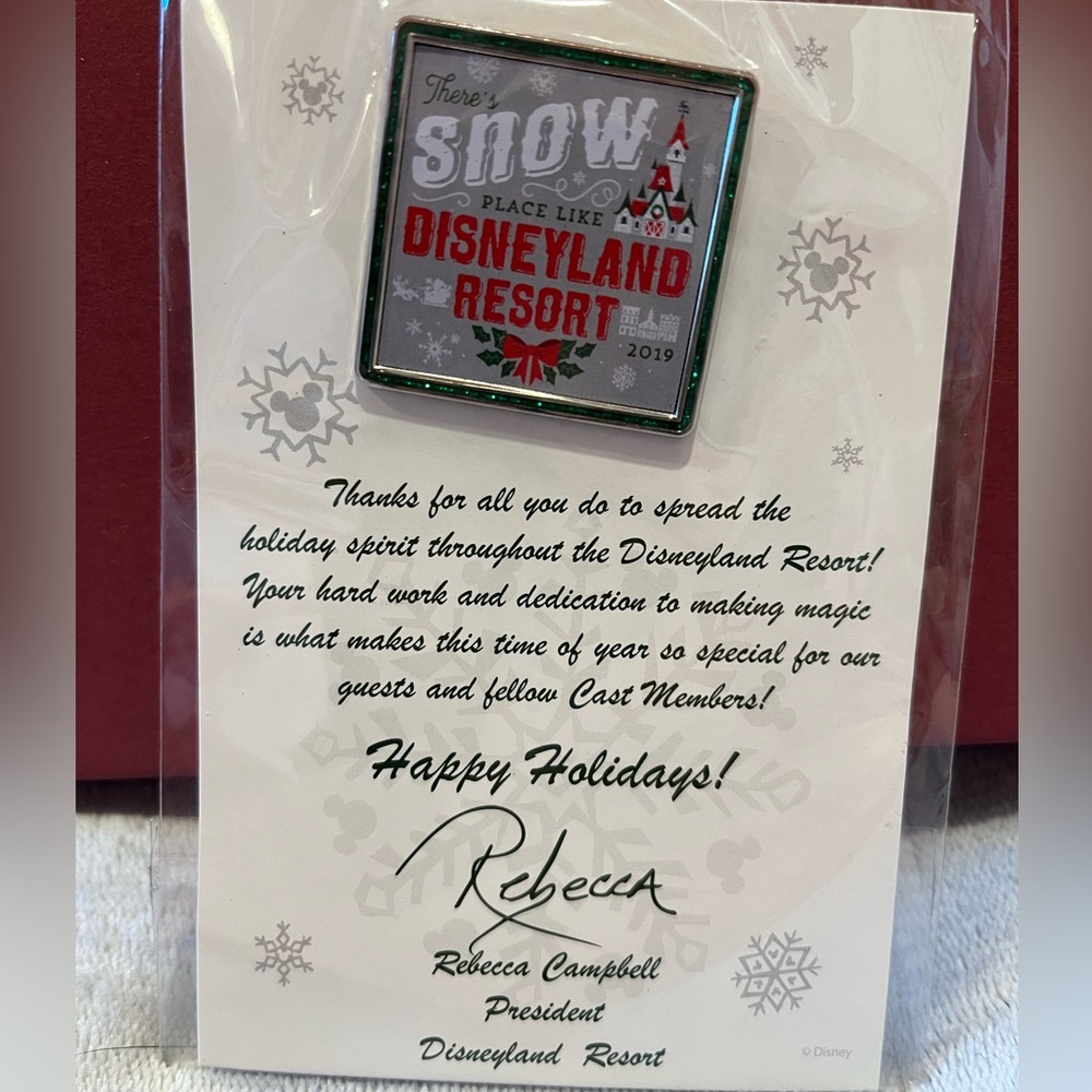 Disneyland Resort Cast Exclusive 2019 Holiday Trading Pin
